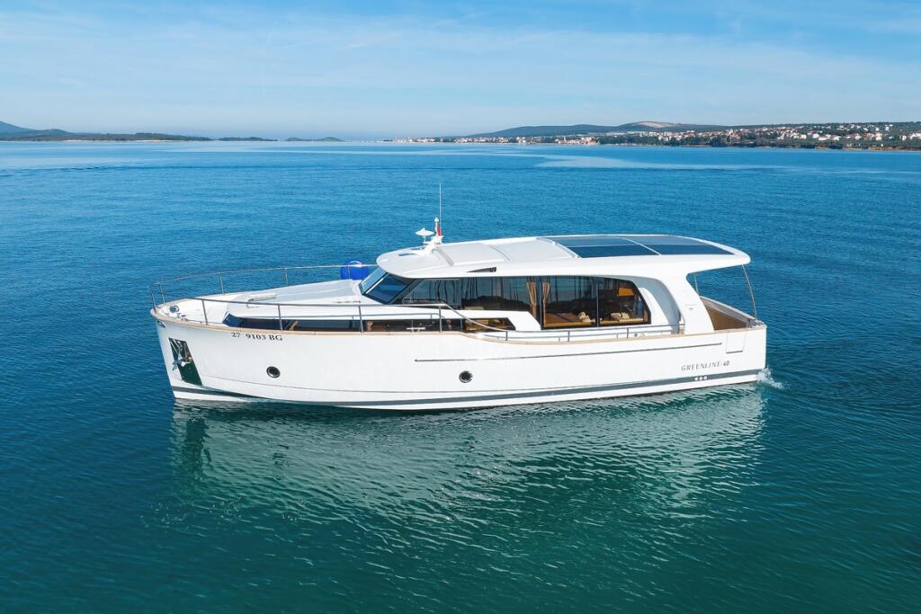 Motor yacht 