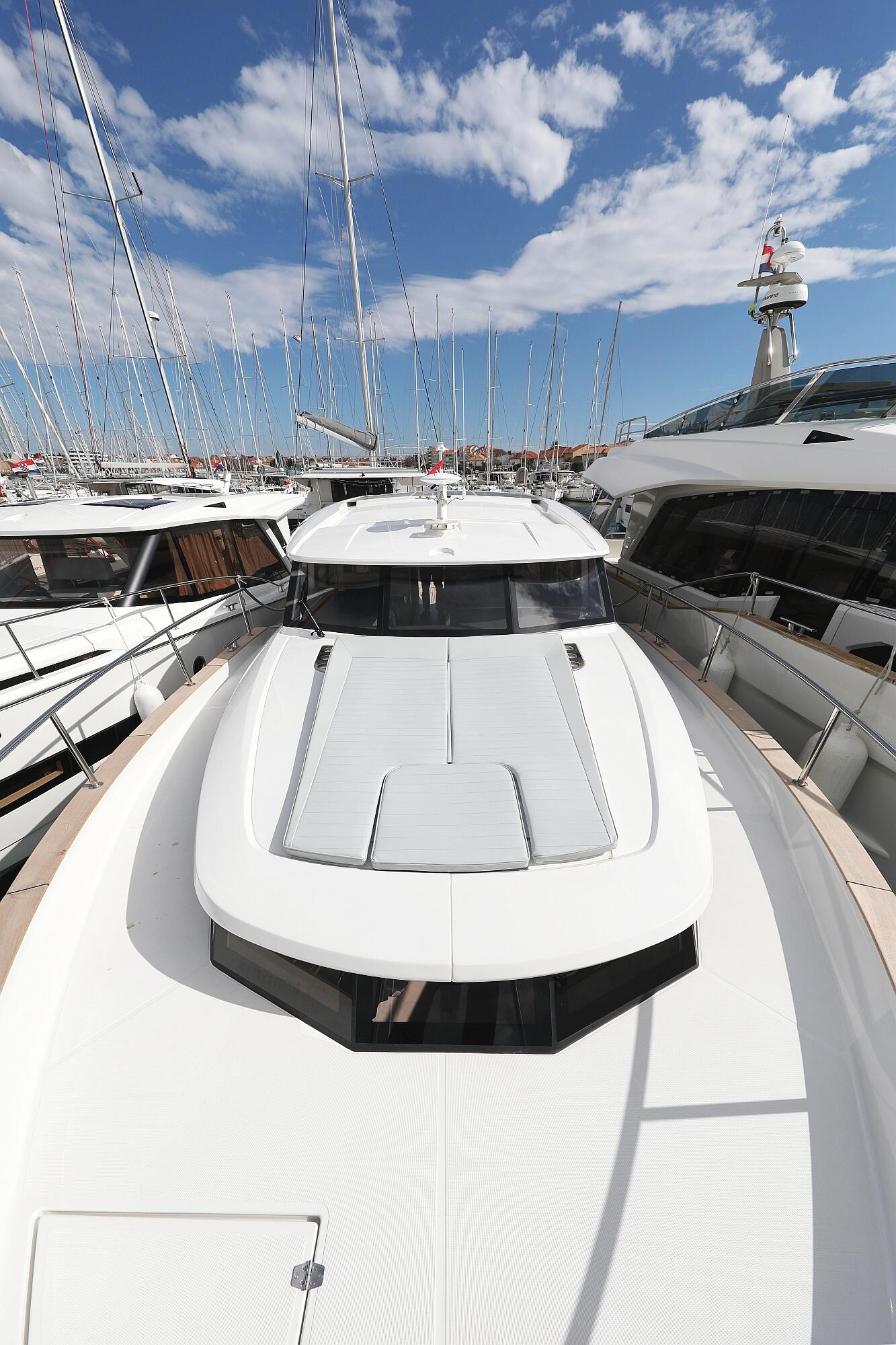 Motor yacht 