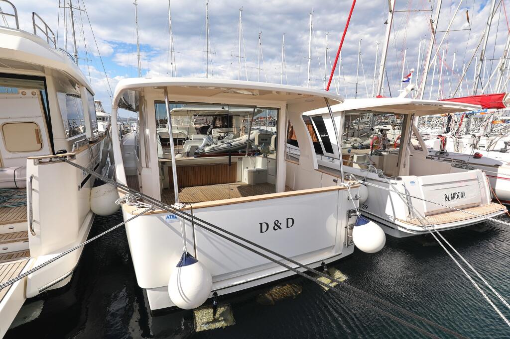 Motor yacht 