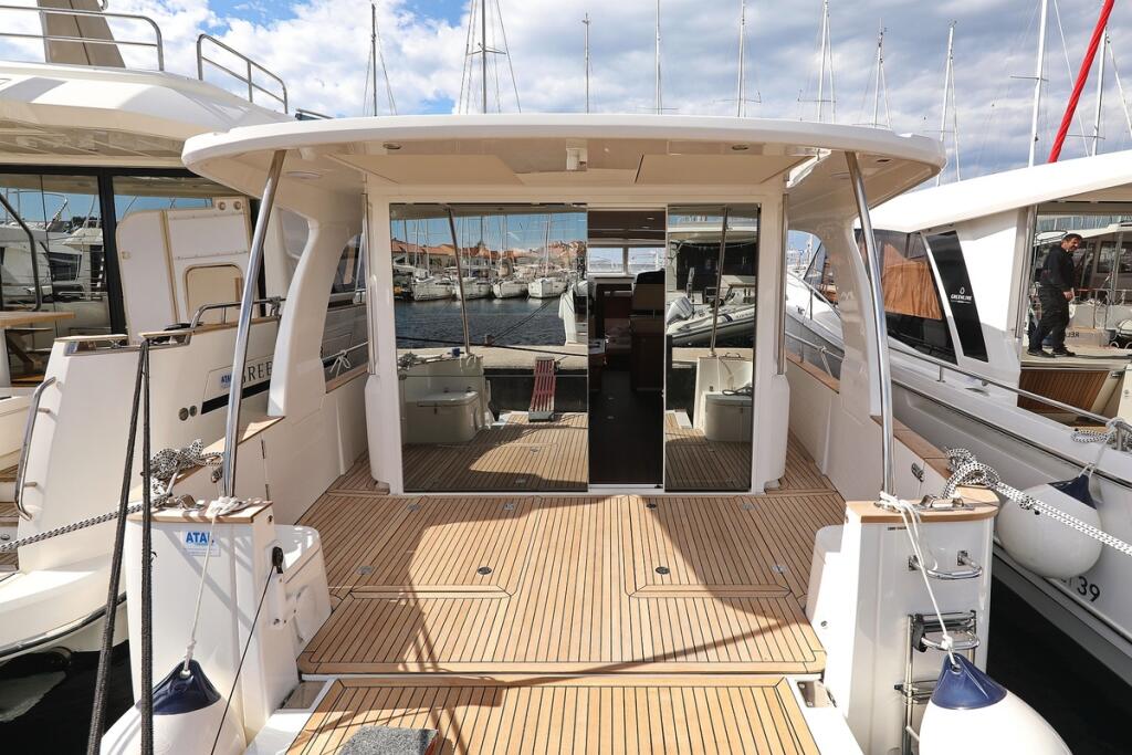 Motor yacht 
