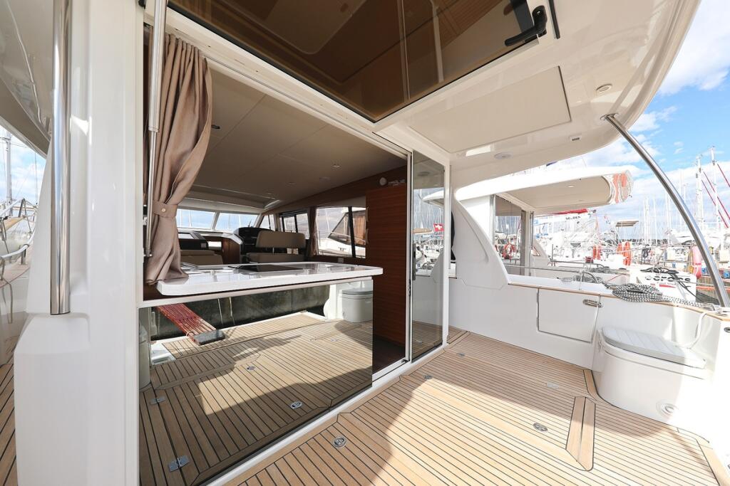 Motor yacht 