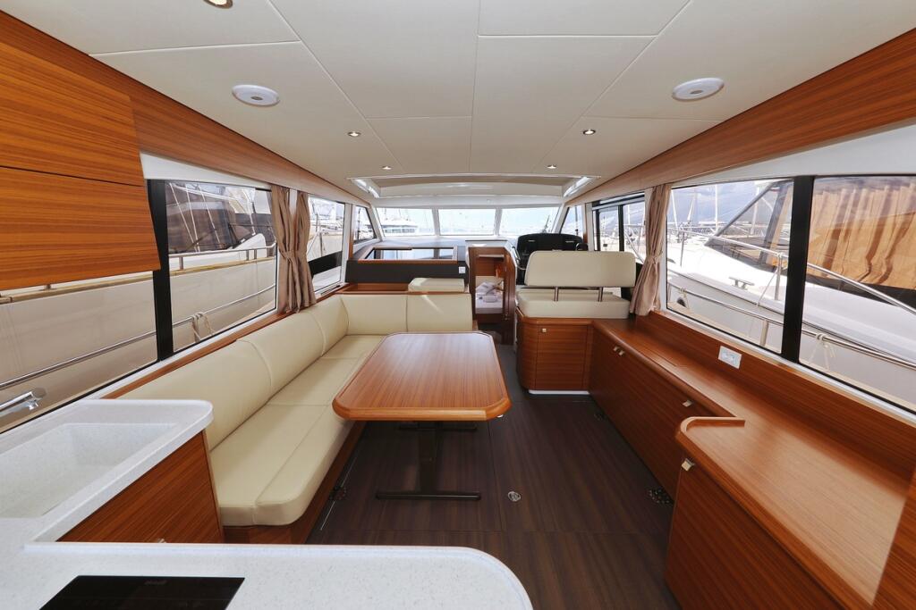 Motor yacht 