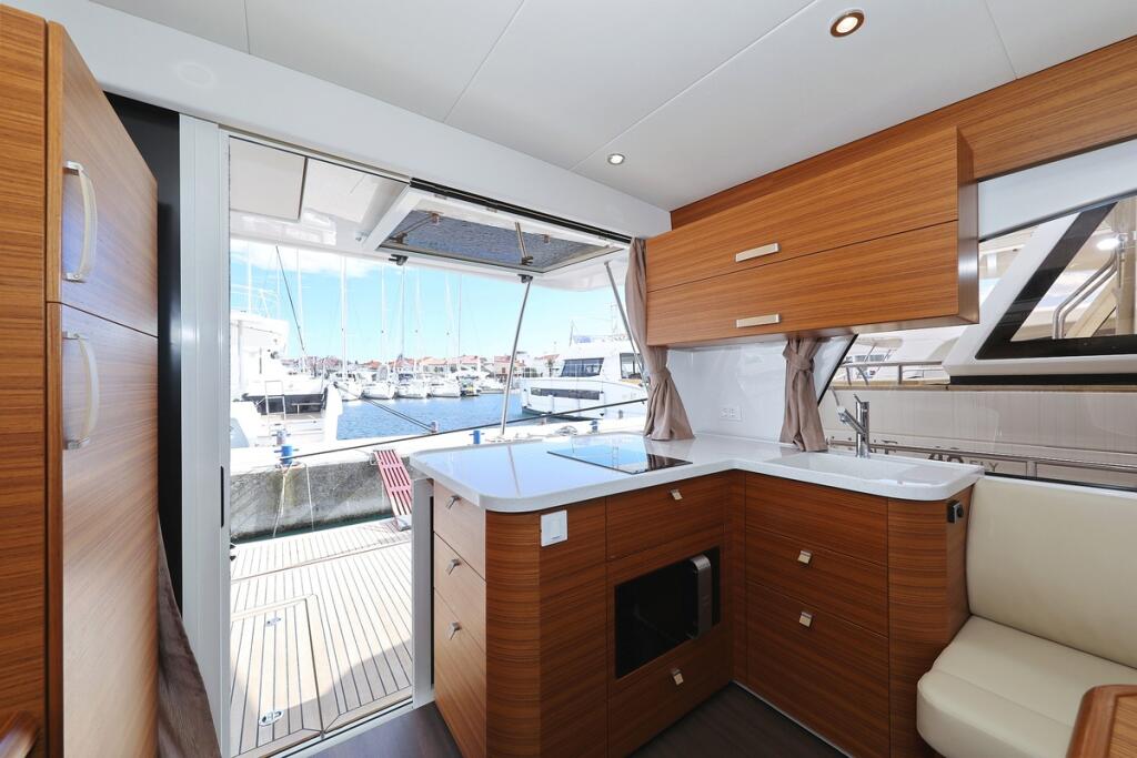Motor yacht 