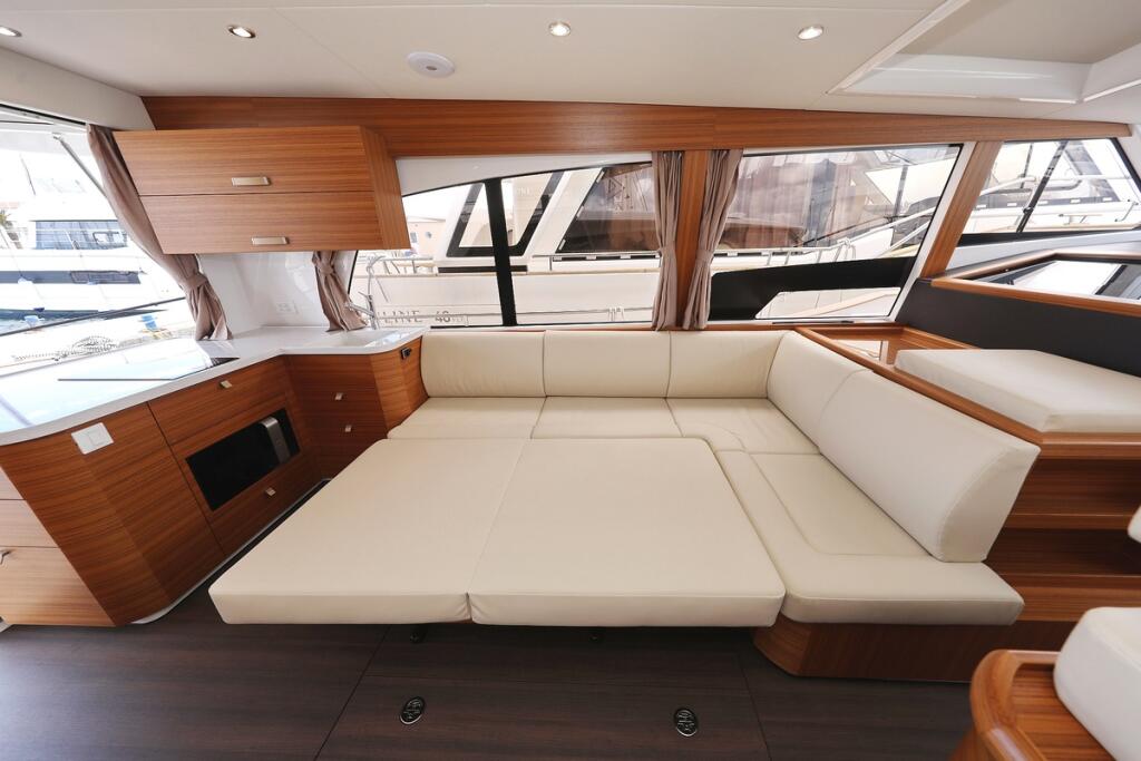 Motor yacht 