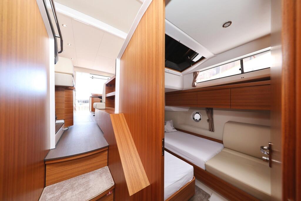 Motor yacht 