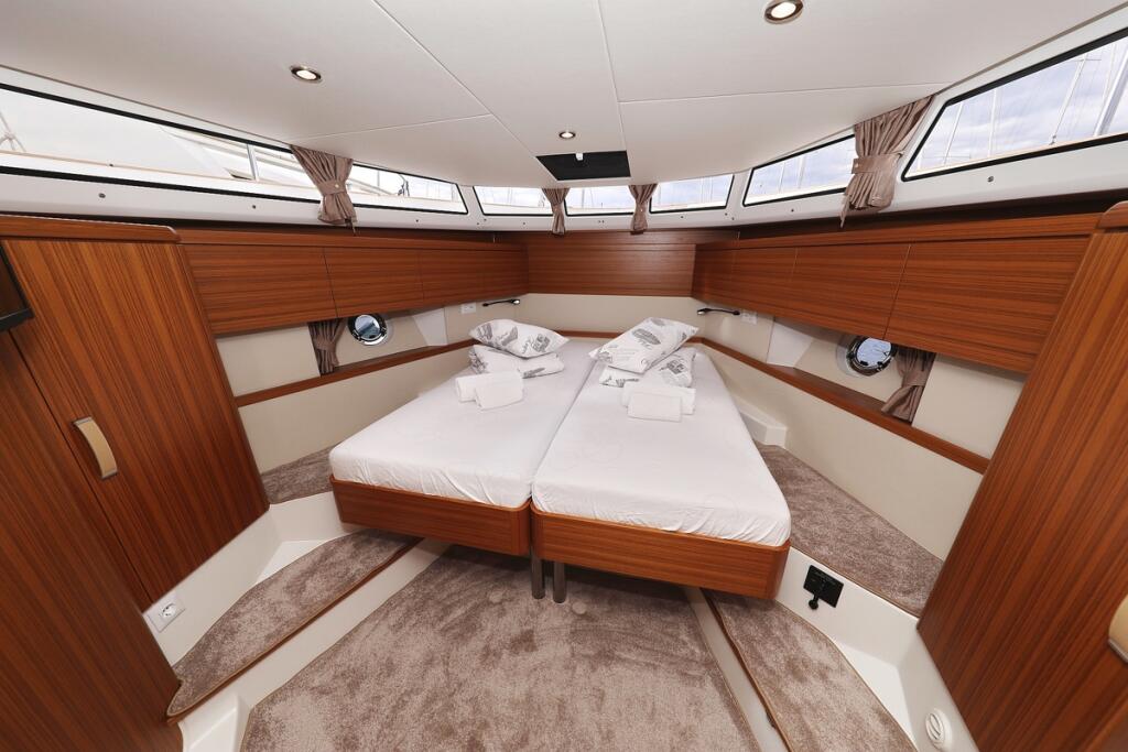 Motor yacht 