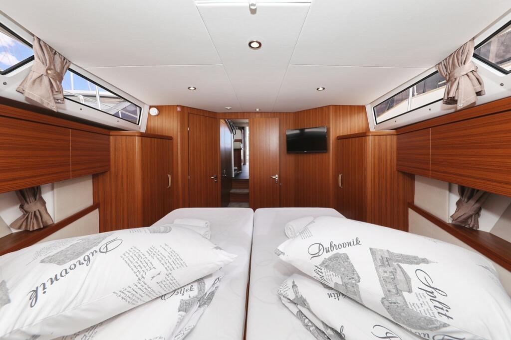 Motor yacht 