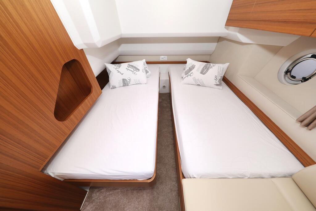 Motor yacht 