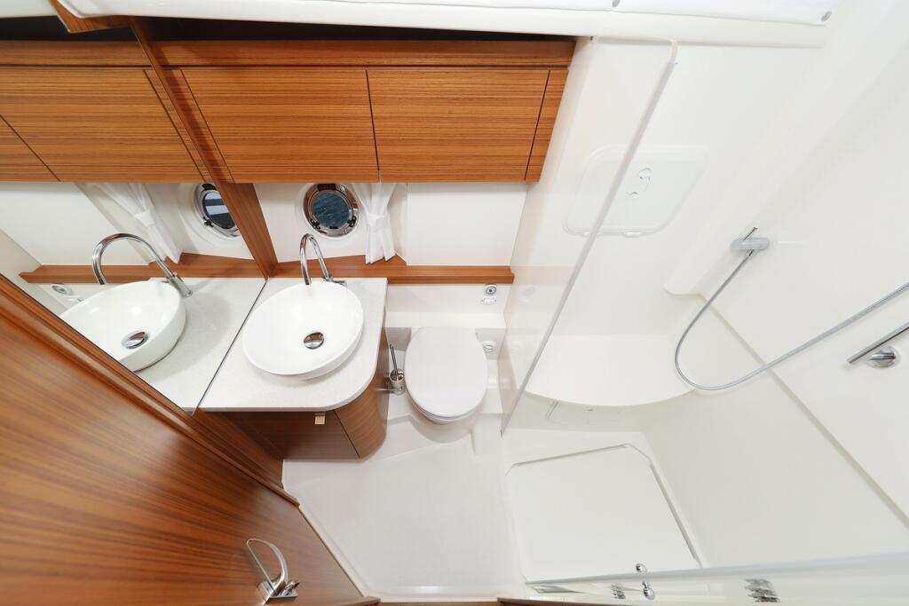 Motor yacht 