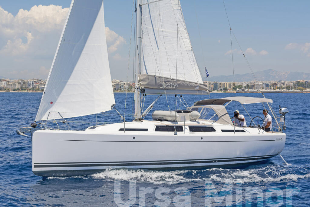 Sailing yacht 