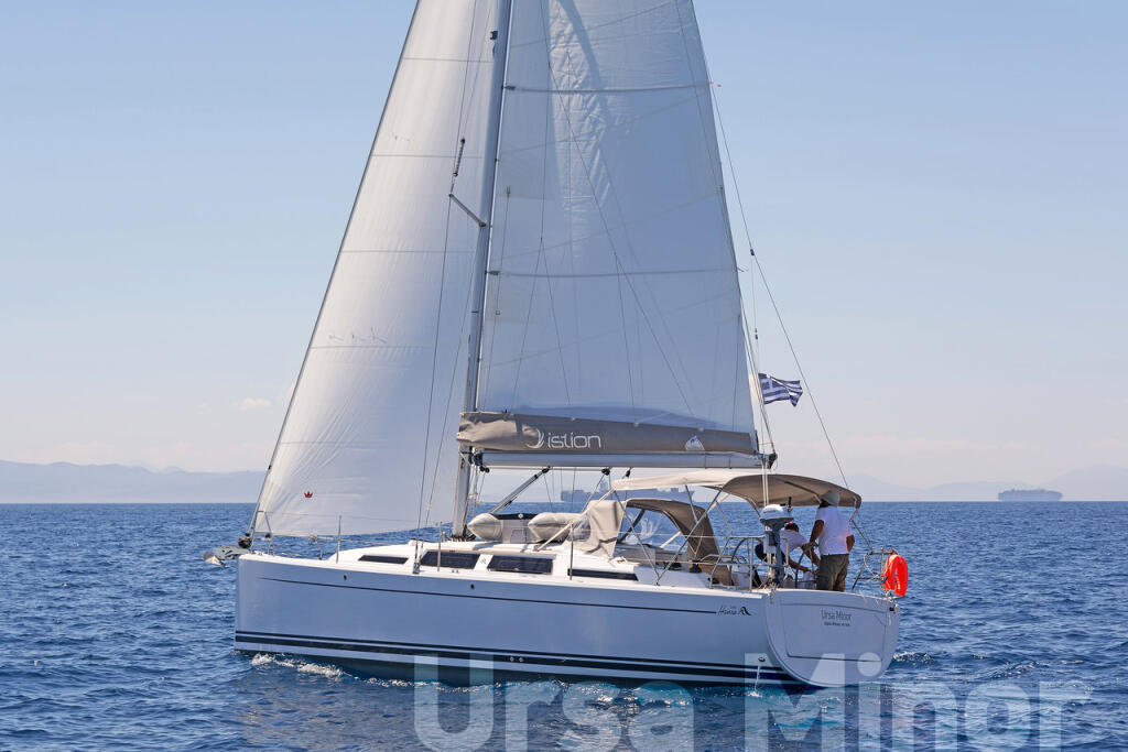 Sailing yacht 