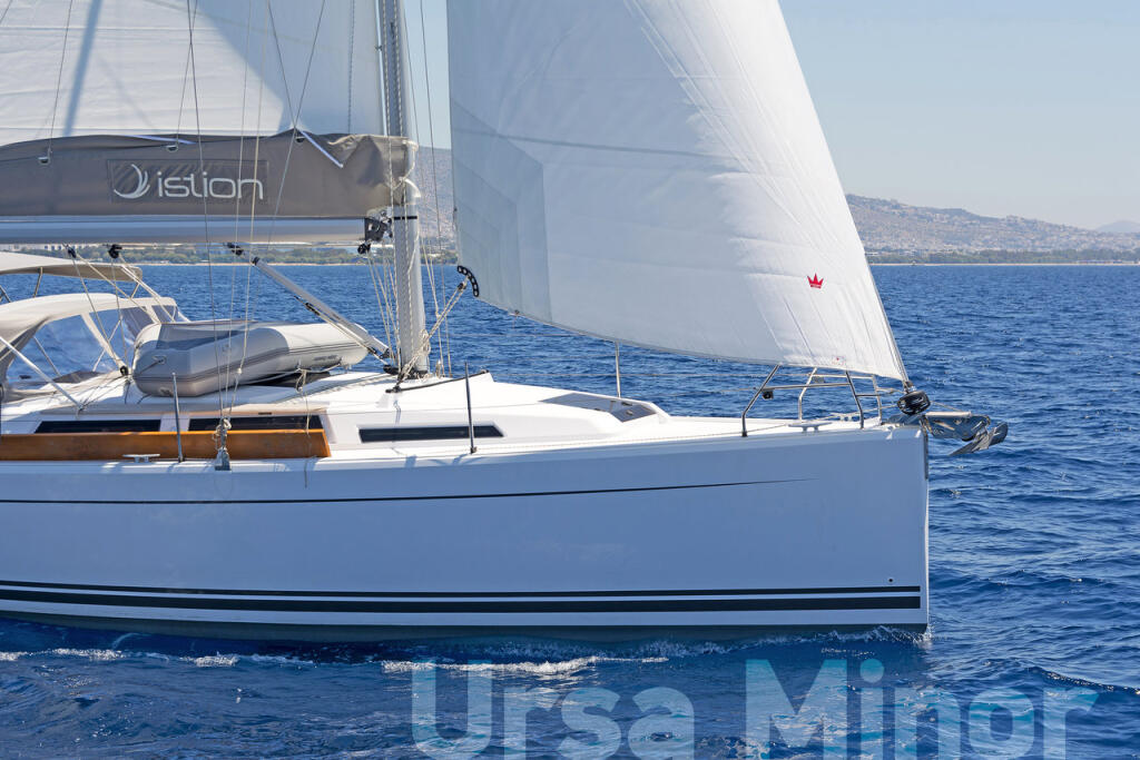 Sailing yacht 