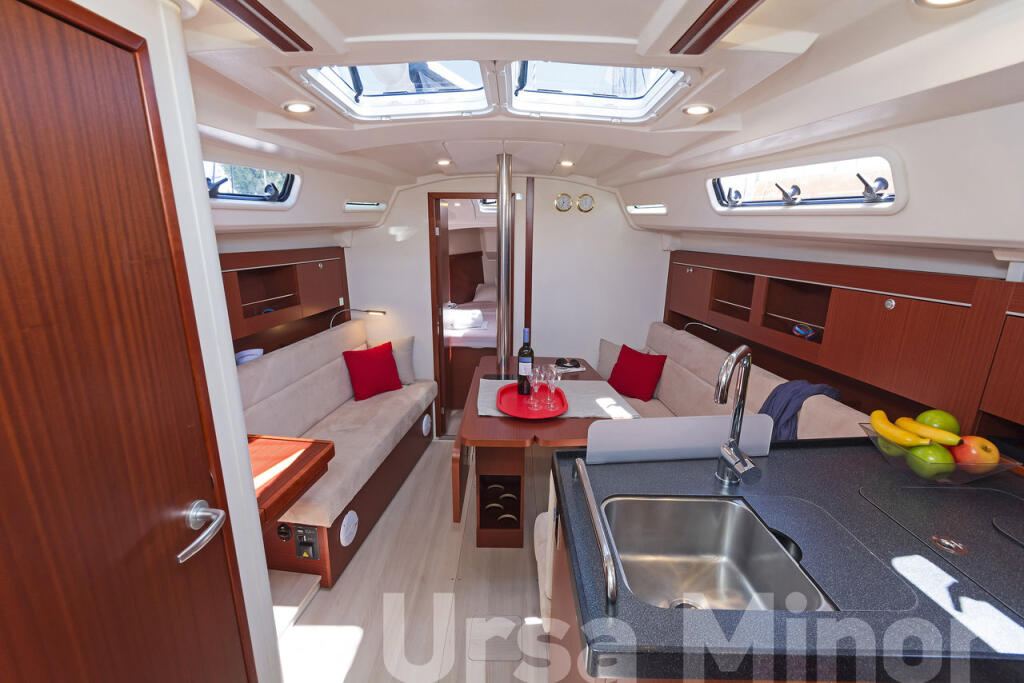 Sailing yacht 