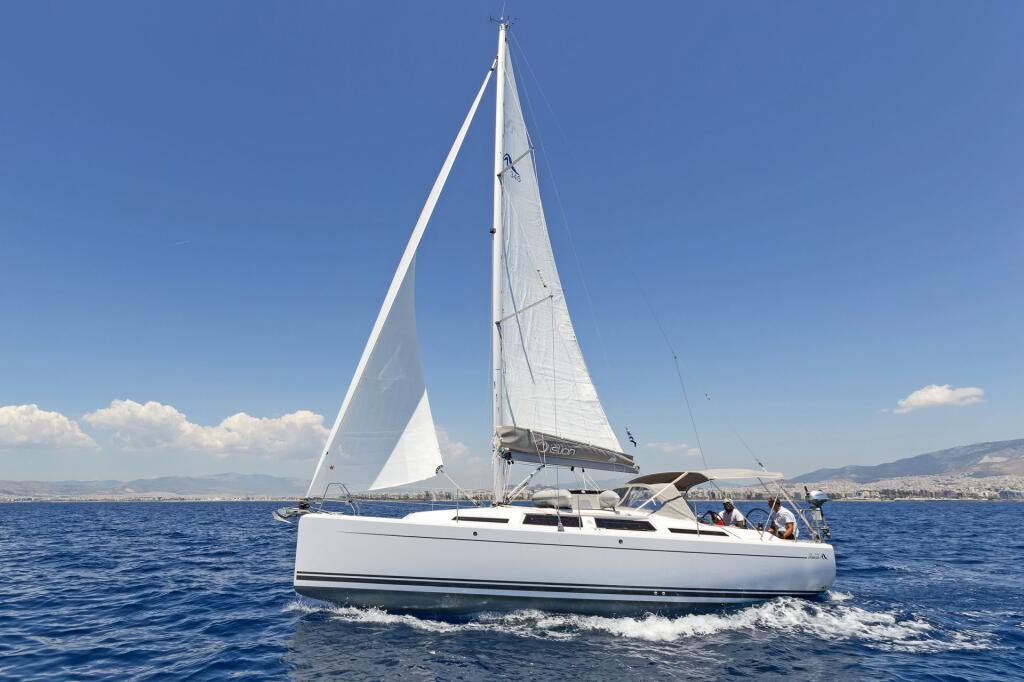 Sailing yacht 