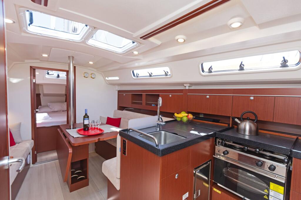 Sailing yacht 