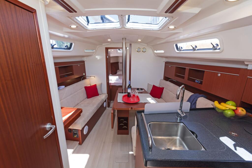 Sailing yacht 