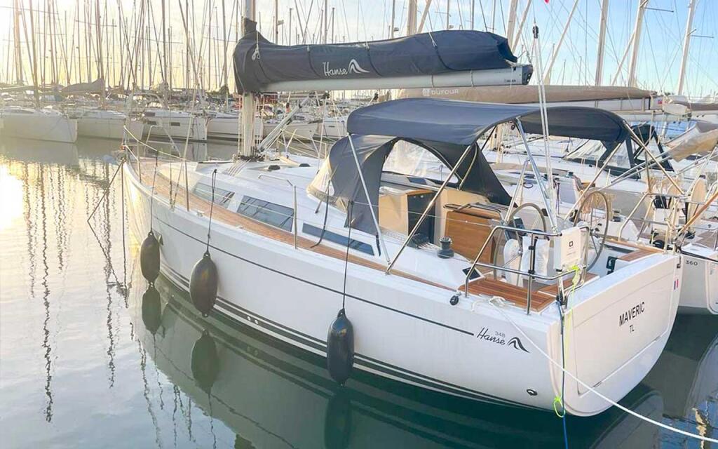 Sailing yacht 