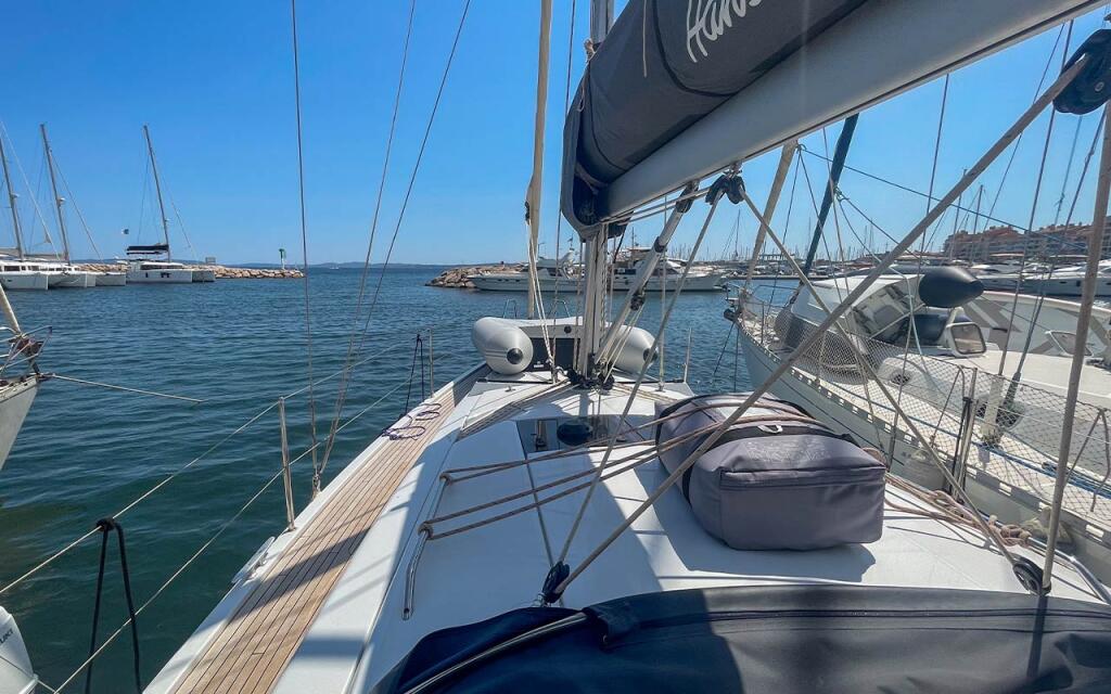 Sailing yacht 