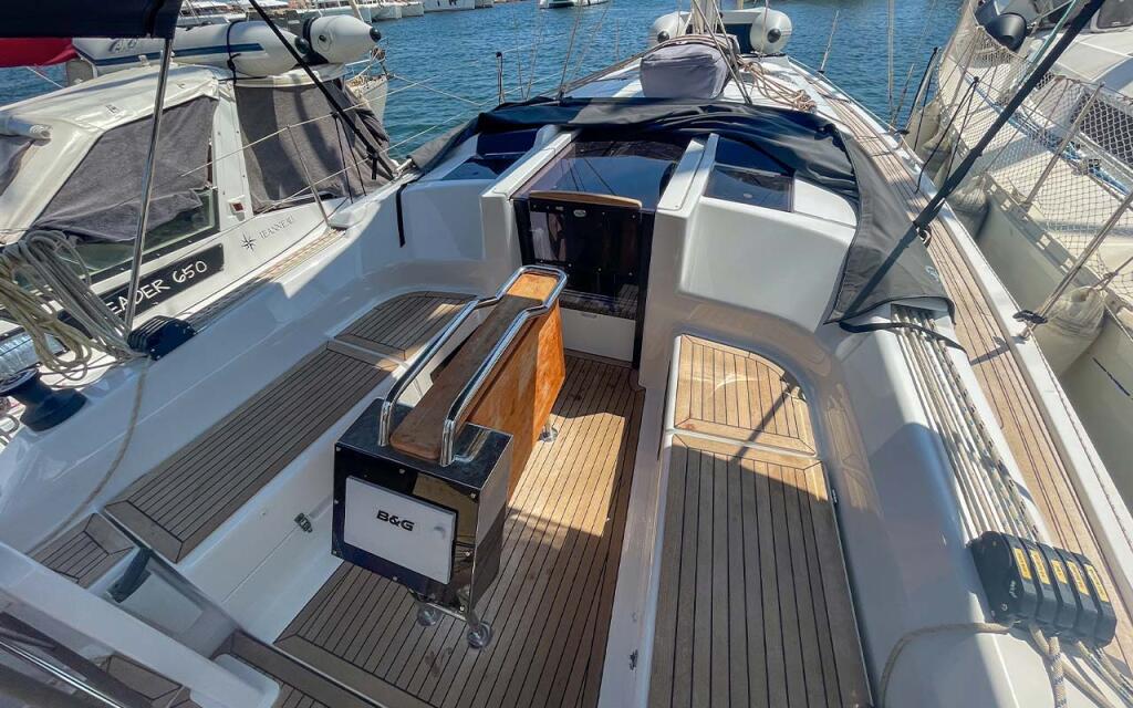 Sailing yacht 