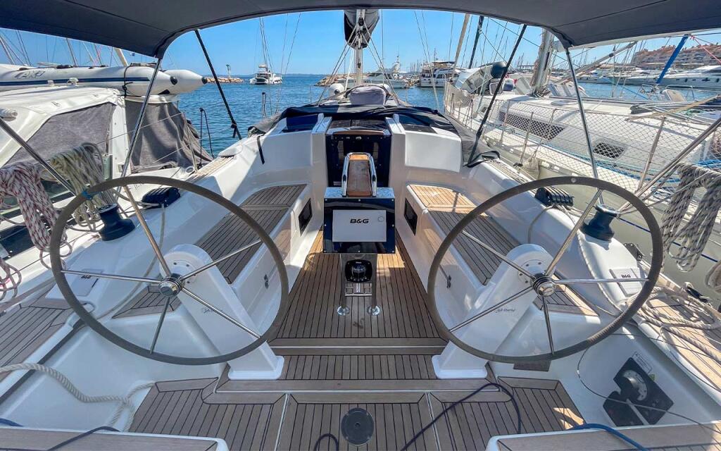 Sailing yacht 