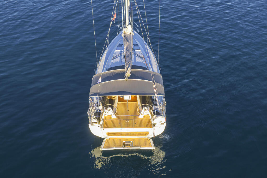Sailing yacht 
