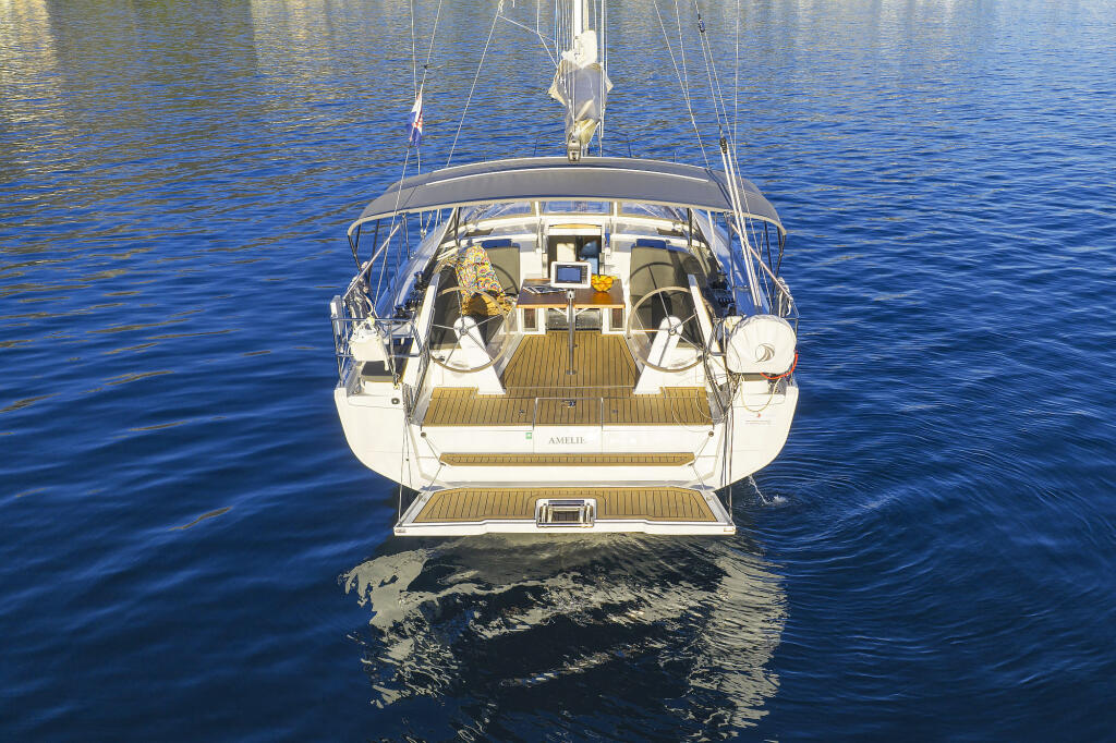Sailing yacht 