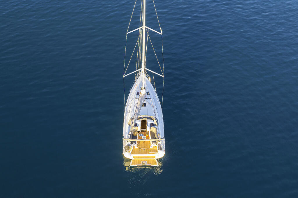 Sailing yacht 