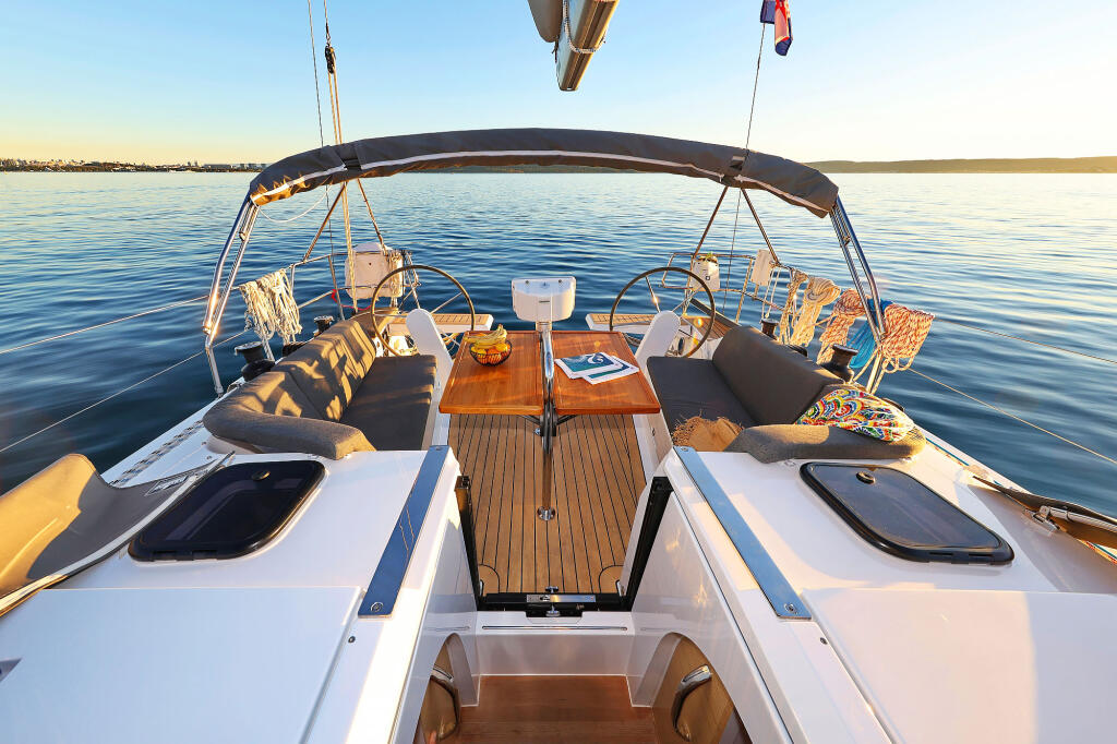 Sailing yacht 