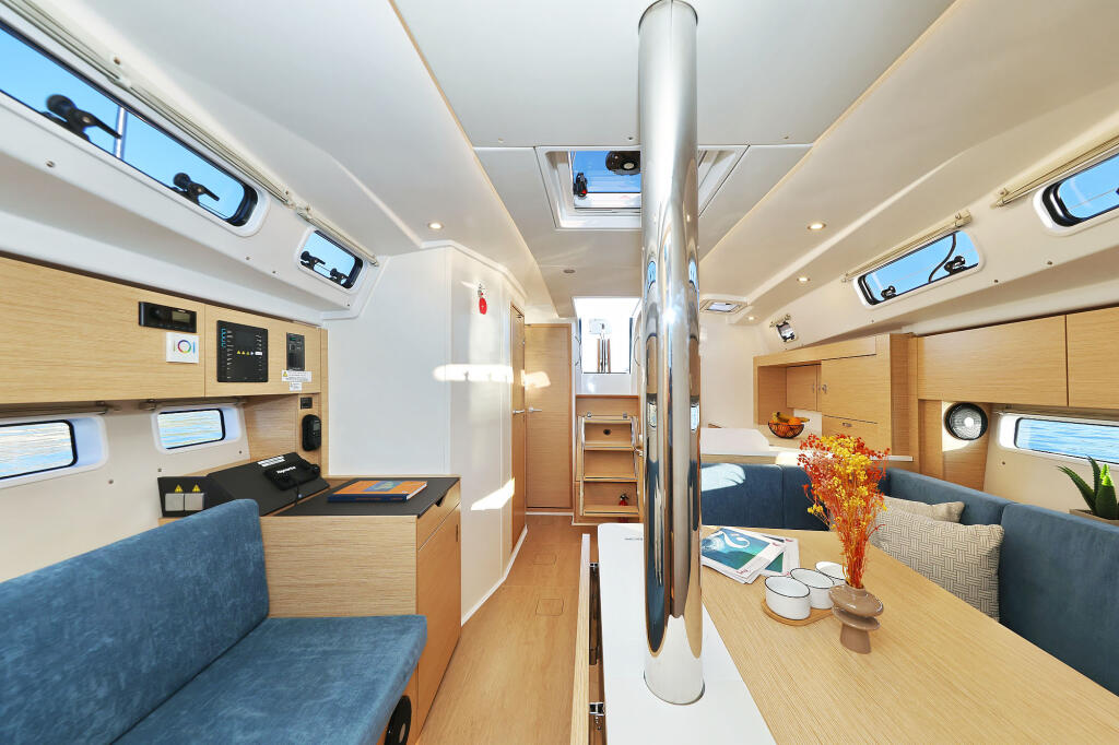 Sailing yacht 