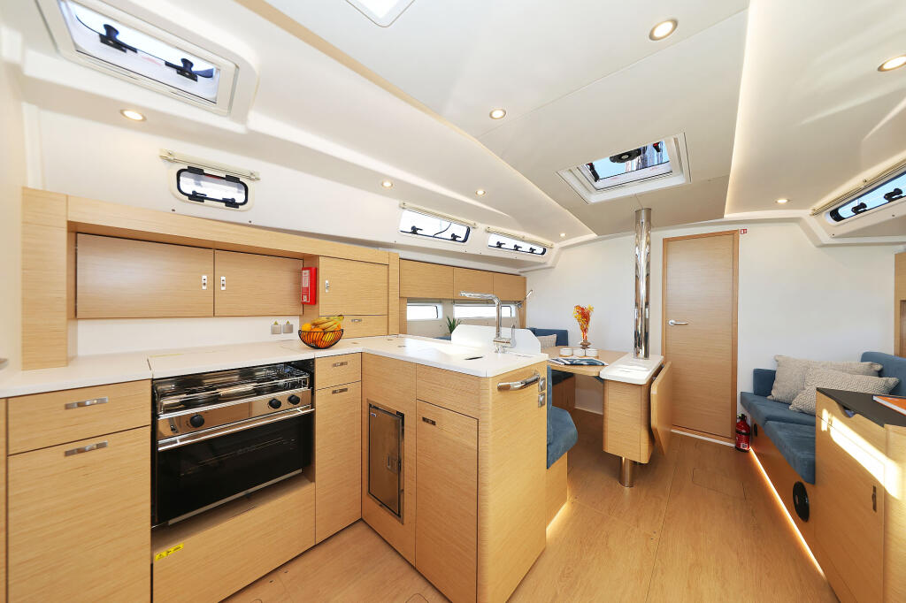 Sailing yacht 