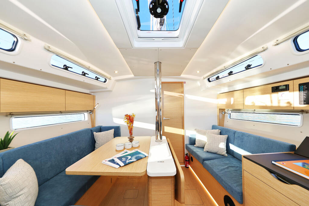 Sailing yacht 