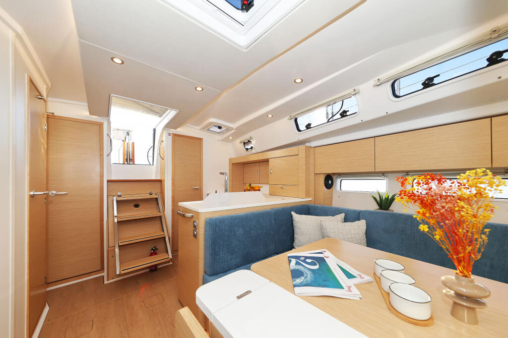 Sailing yacht 