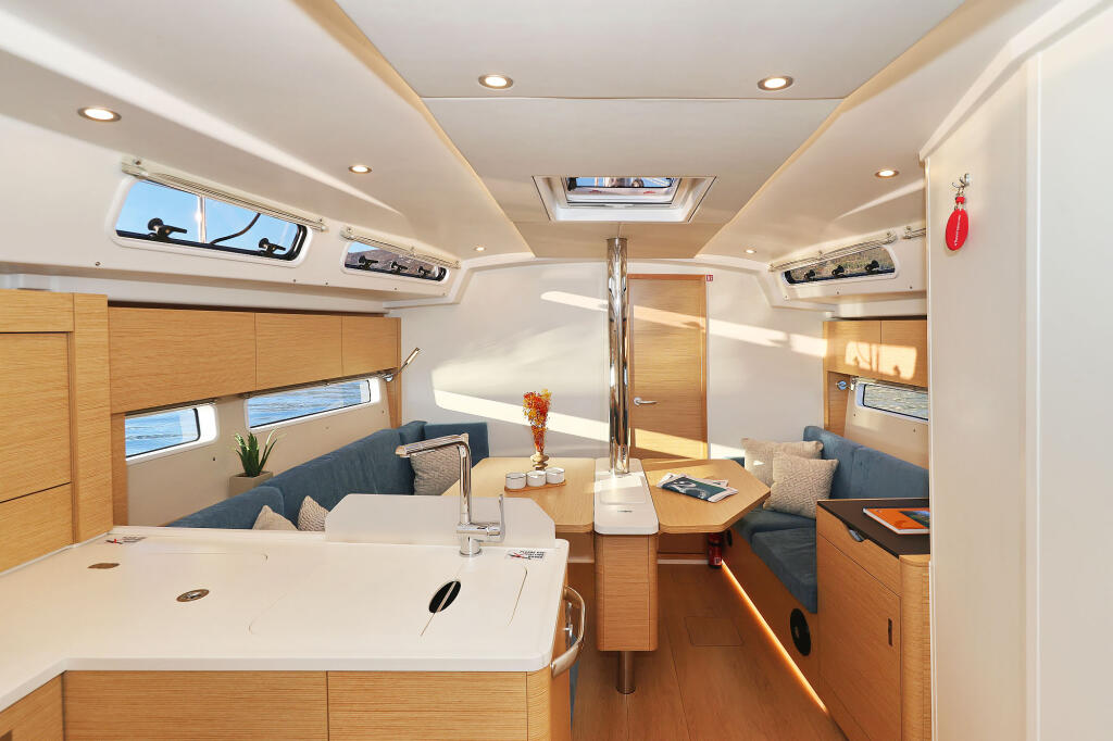 Sailing yacht 