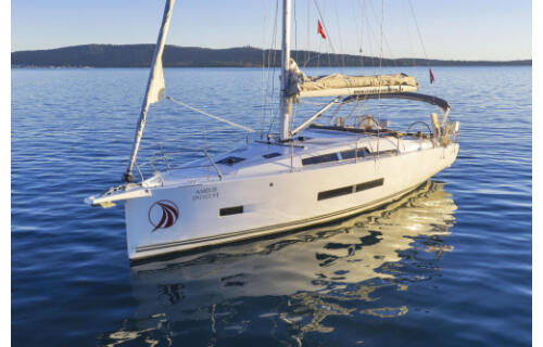 Sailing yacht 