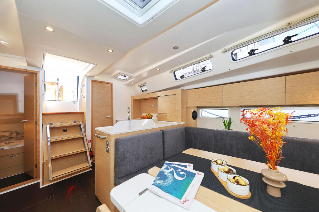 Sailing yacht 