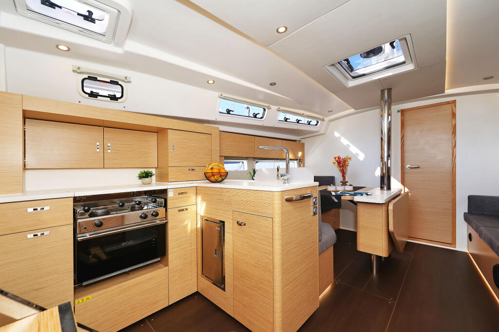 Sailing yacht 