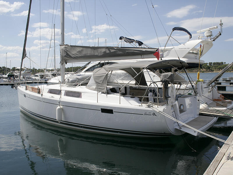 Sailing yacht 