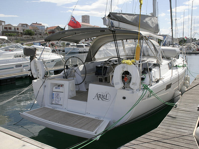 Sailing yacht 