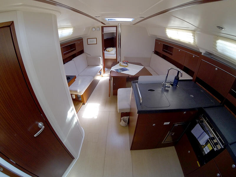Sailing yacht 