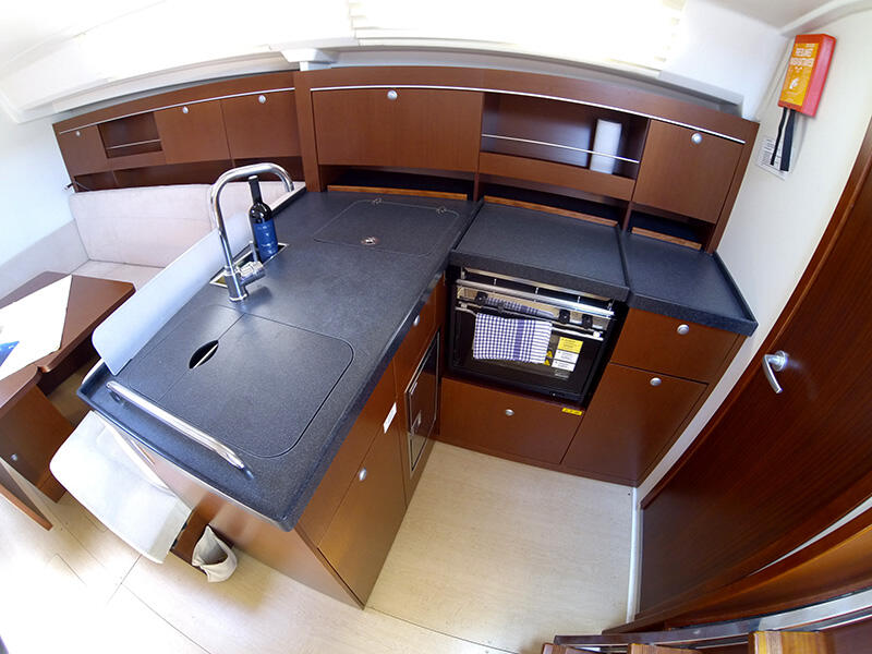 Sailing yacht 