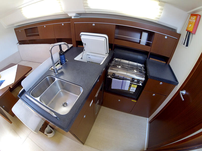 Sailing yacht 