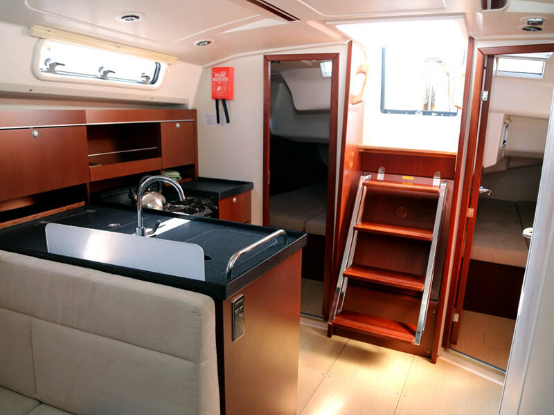 Sailing yacht 