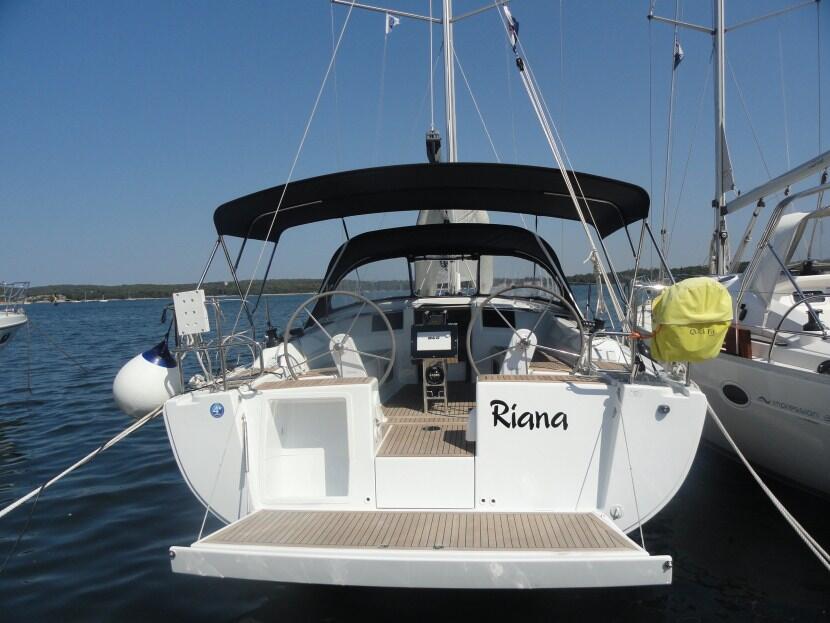 Sailing yacht 