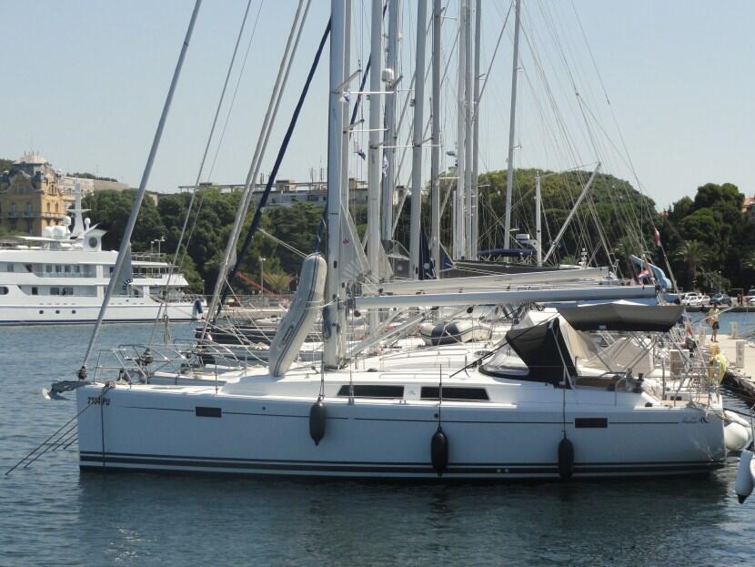Sailing yacht 