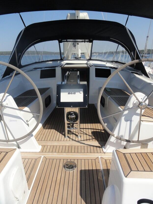 Sailing yacht 