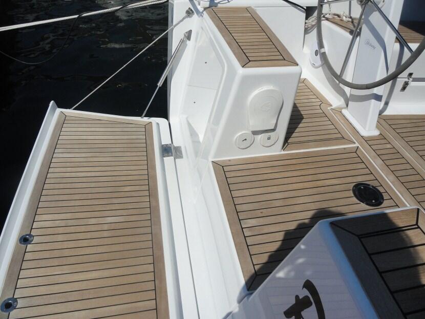 Sailing yacht 