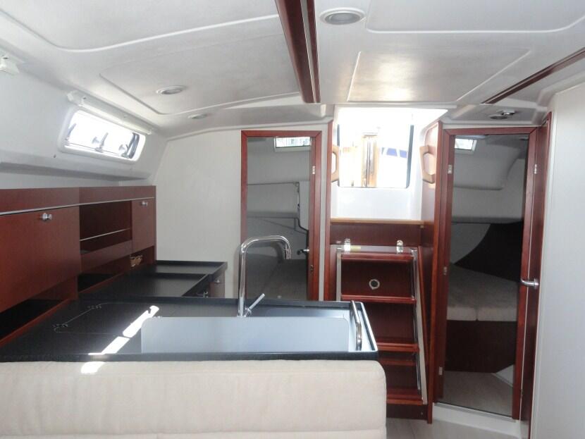 Sailing yacht 