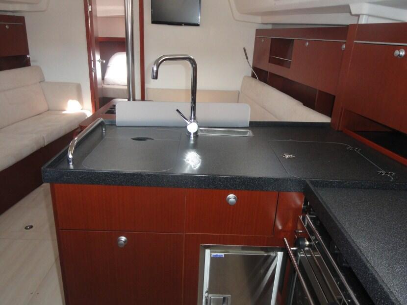 Sailing yacht 