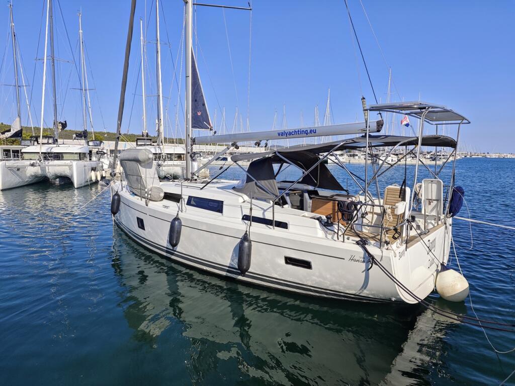 Sailing yacht 