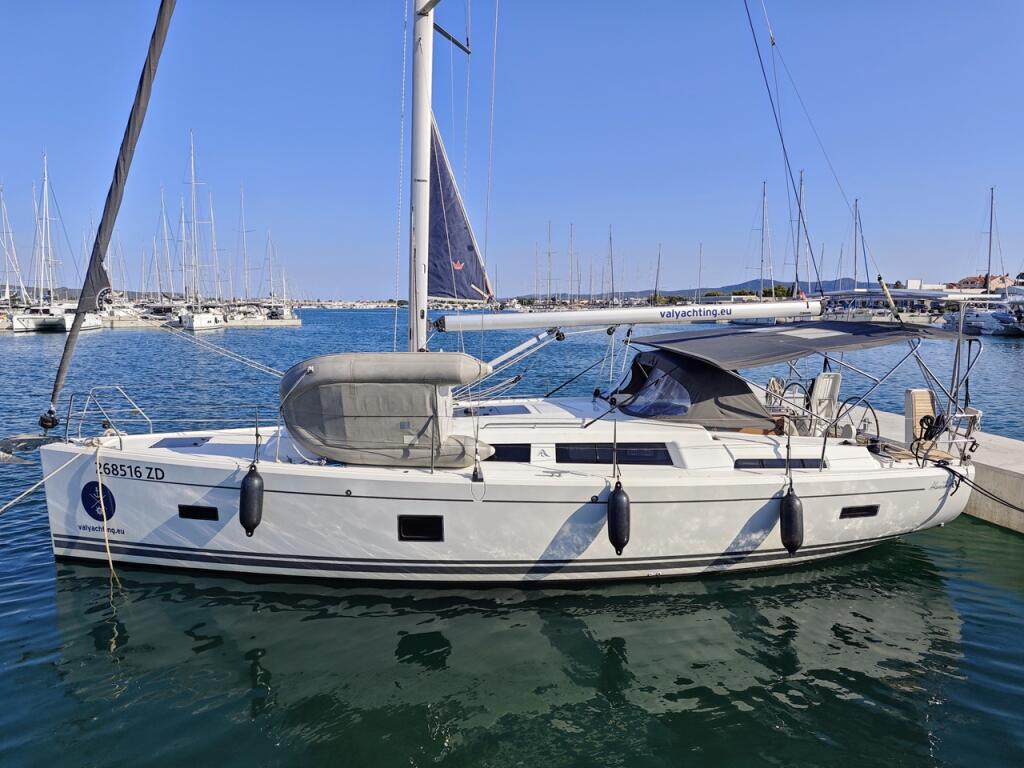 Sailing yacht 